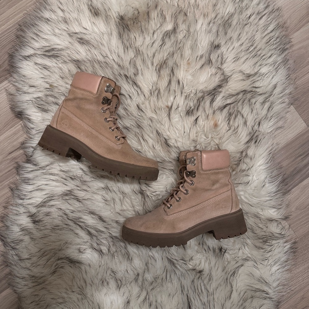 6.5 timberland boots. Blush pink. Very pre loved.